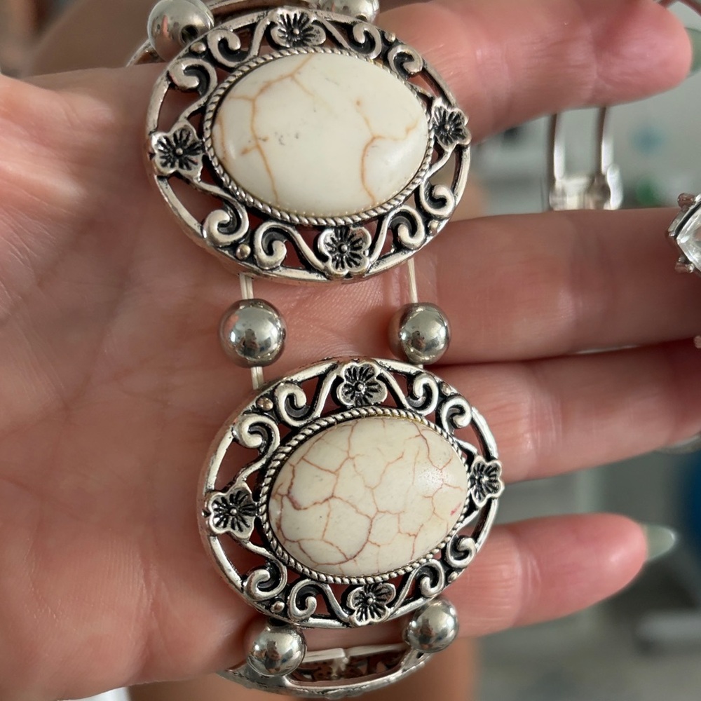 Beautiful Silver and White Stone Stretch bracelet - Picture 2 of 6